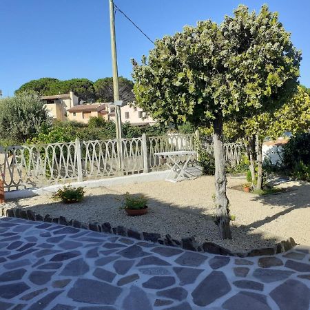 B&B A Due Passi Dal Mare Baja Sardinia Buitenkant foto