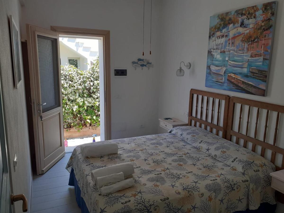 B&B A Due Passi Dal Mare Baja Sardinia Buitenkant foto