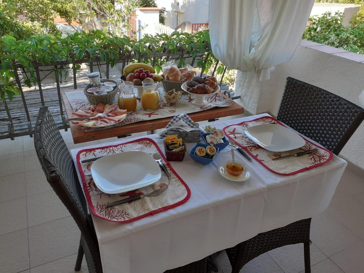 B&B A Due Passi Dal Mare Baja Sardinia Buitenkant foto