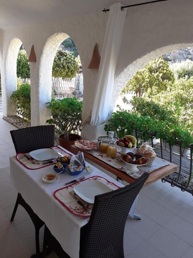 B&B A Due Passi Dal Mare Baja Sardinia Buitenkant foto