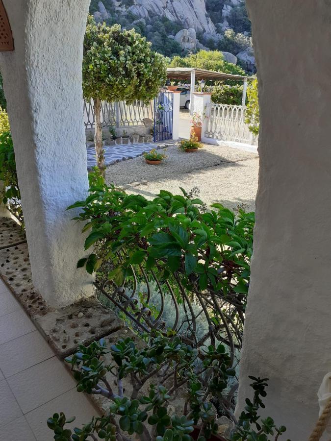 B&B A Due Passi Dal Mare Baja Sardinia Buitenkant foto