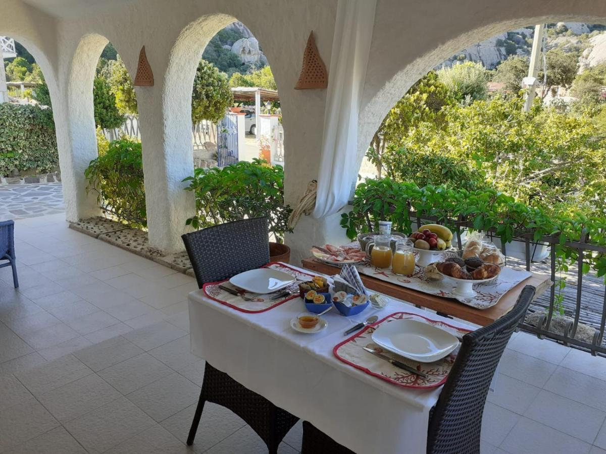 B&B A Due Passi Dal Mare Baja Sardinia Buitenkant foto