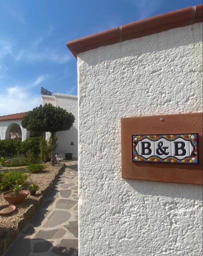 B&B A Due Passi Dal Mare Baja Sardinia Buitenkant foto