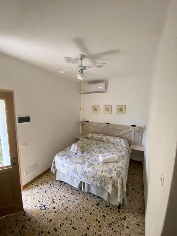 B&B A Due Passi Dal Mare Baja Sardinia Buitenkant foto