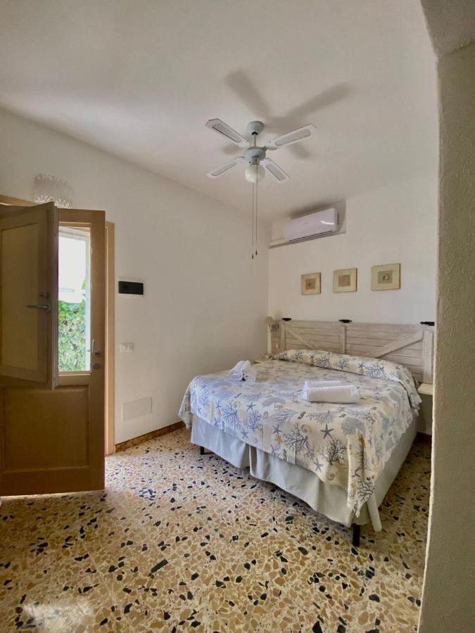 B&B A Due Passi Dal Mare Baja Sardinia Buitenkant foto
