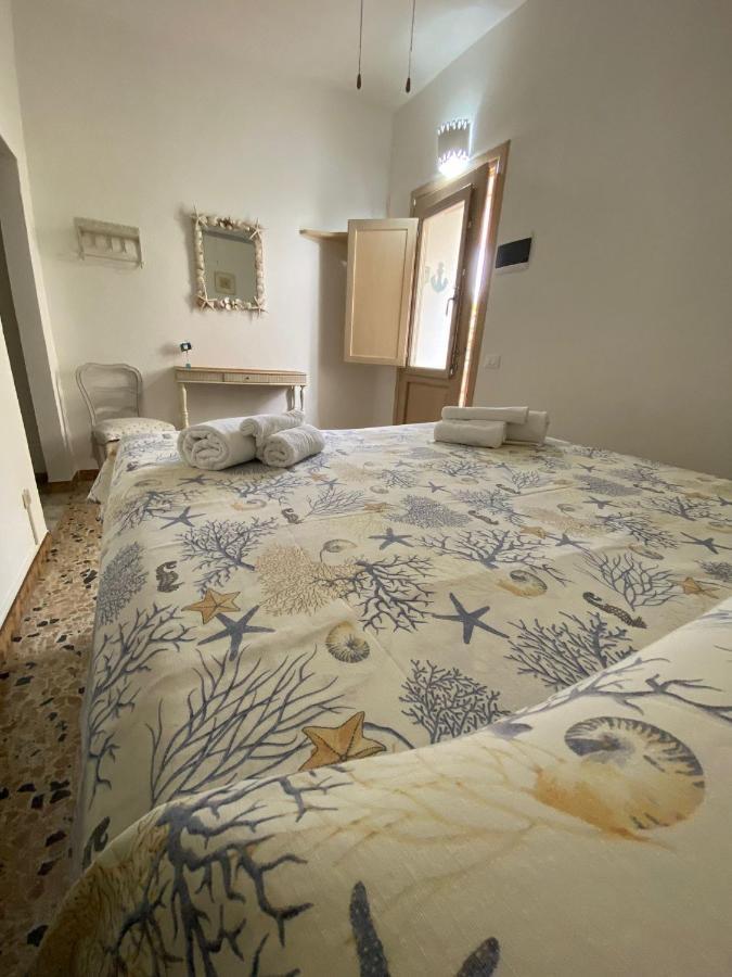 B&B A Due Passi Dal Mare Baja Sardinia Buitenkant foto